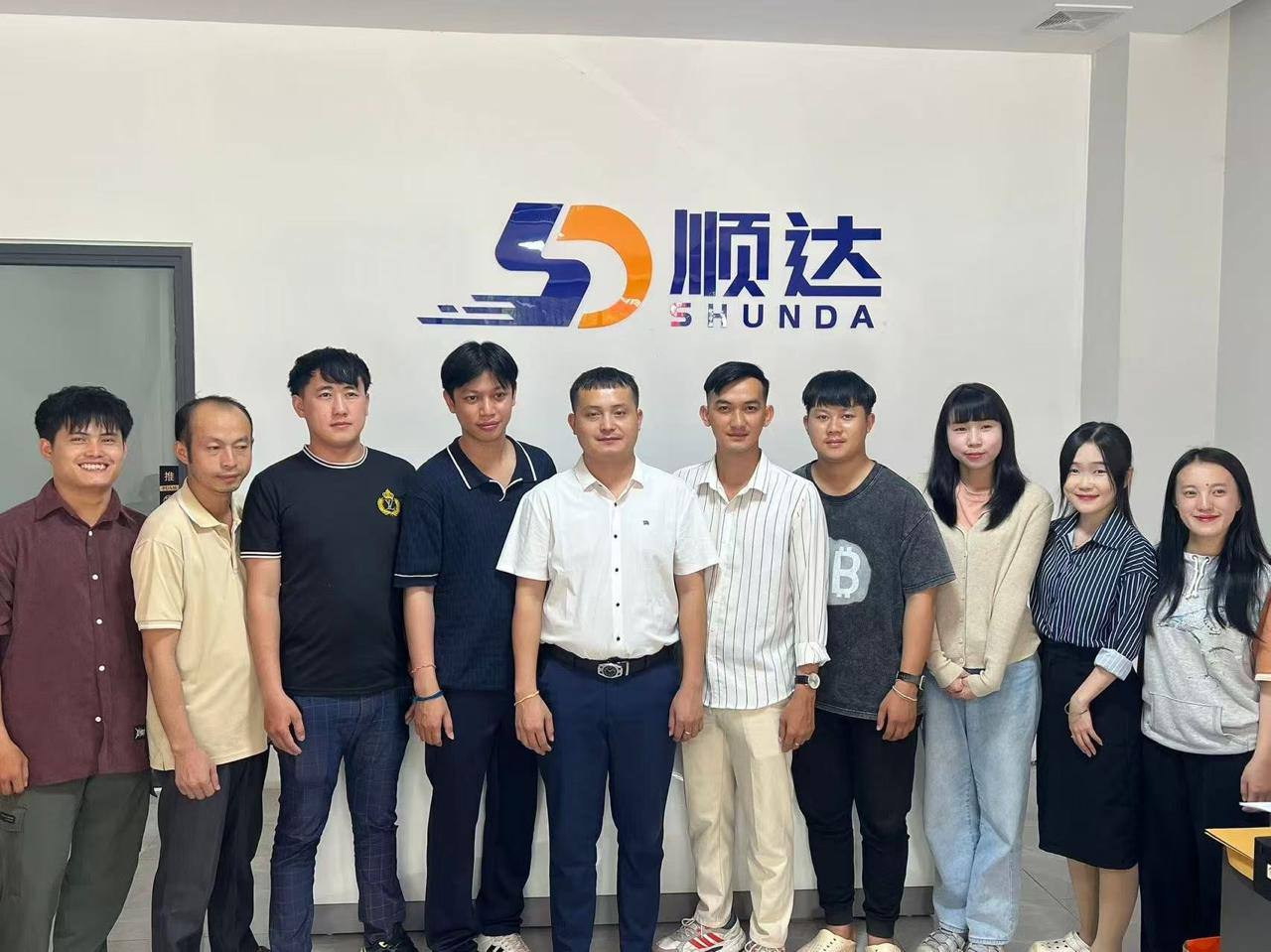 顺达团队在办公室协同工作